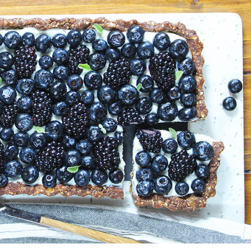 Crostata senza cottura con more e mirtilli