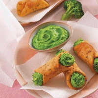 Mini cannoli al sesamo farciti con crema di broccoli 