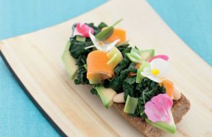 Wholewheat Toast with Avocado, Beans and Vegetables