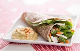 Piadine Integrali con Hummus di Lupini e Verdure Croccanti