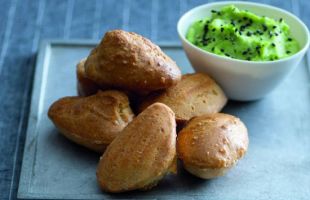 Madeleine Nocciole e Parmigiano con Crema di Cavoletti