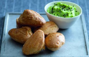 Madeleine nocciole e parmigiano con crema di cavoletti