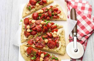 Pizzette alla Piastra con Crema di Ceci e Pomodorini Speziati