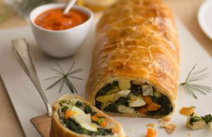 Vegetable roll with spicy sauce